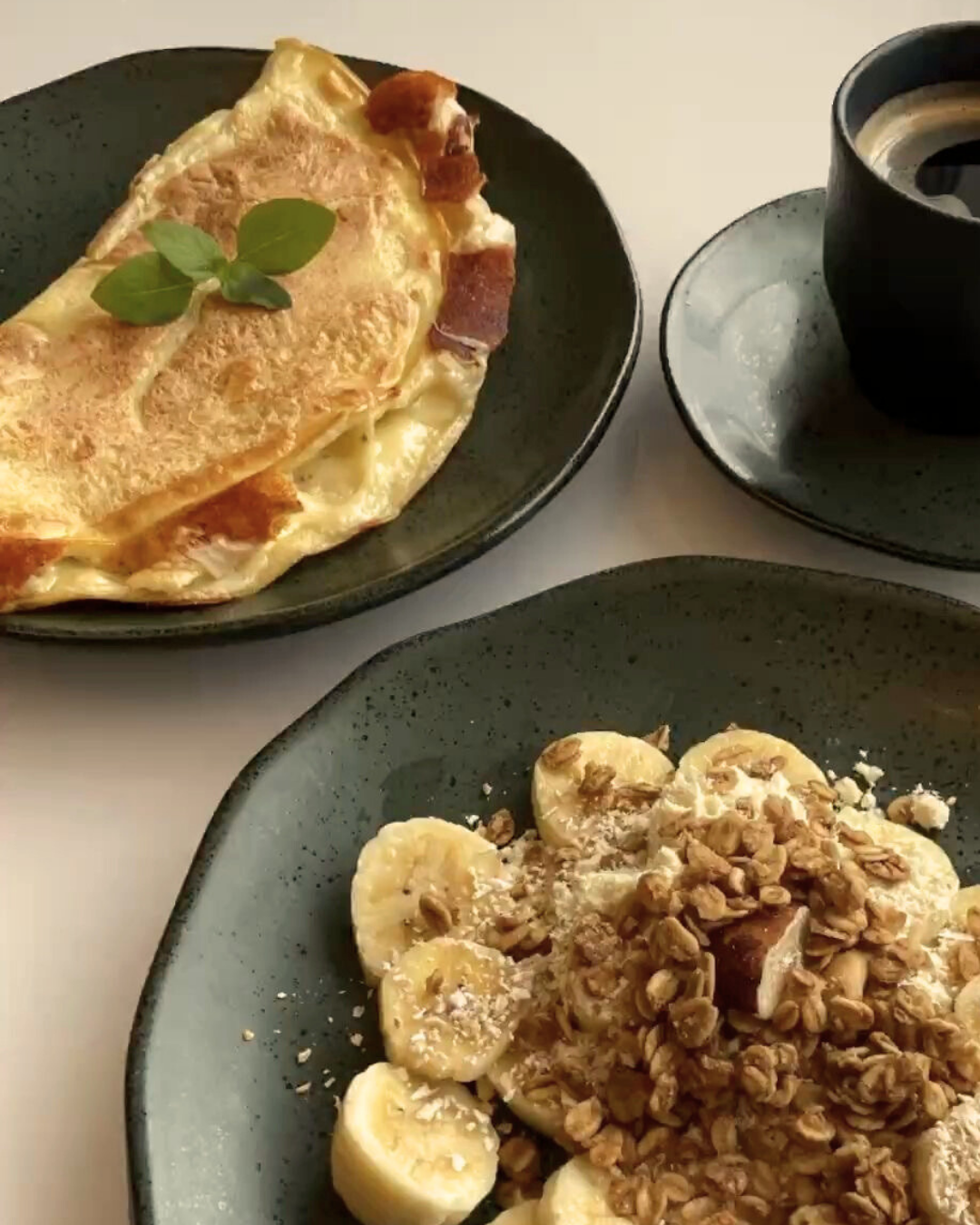 Prato saudável com banana e omelete